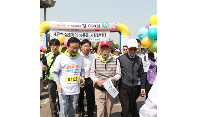 2014 서울사회복지걷기대회에 참석해 시민들과 함께 걷고 있는 강신호 회장