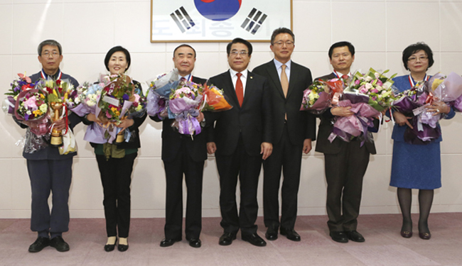 신동욱 동아제약 사장과 약사금탑상 수상자들이 기념사진을 찍고 있다