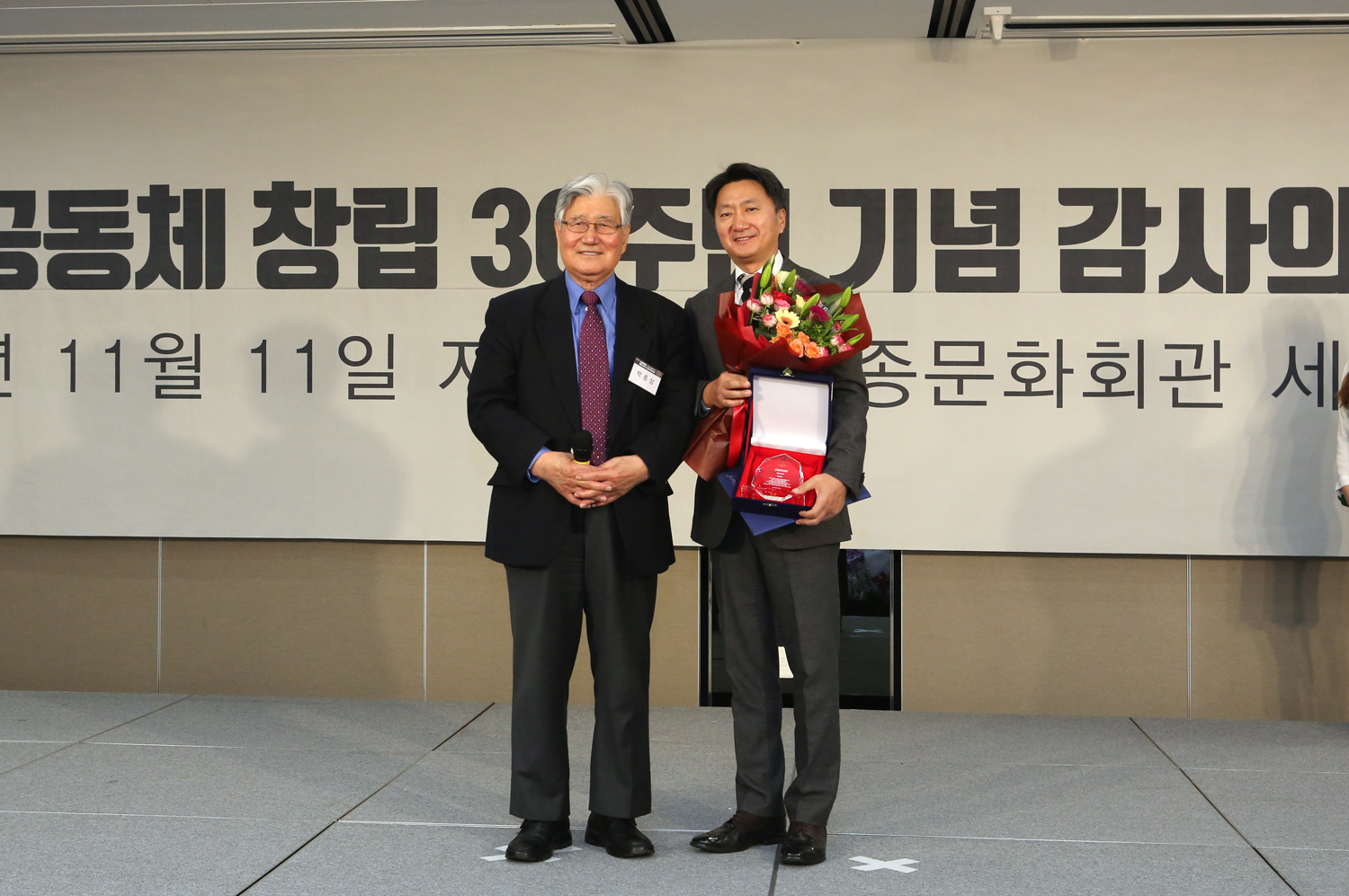 좌측부터 (다일봉사대상 심사위원장) 박종삼 전 한국월드비전 회장, 최호진 동아제약 사장